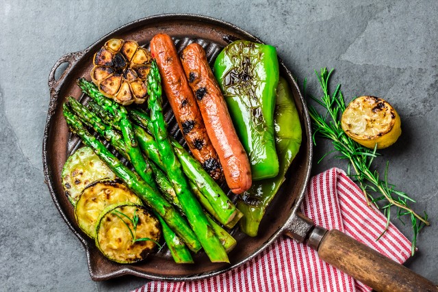 Chrupiące i pysznie doprawione warzywa to propozycja na lekki obiad lub dodatek do sztuki mięsa. Kliknij obrazek i przesuwaj strzałkami, aby zobaczyć pomysły na warzywa z grilla.