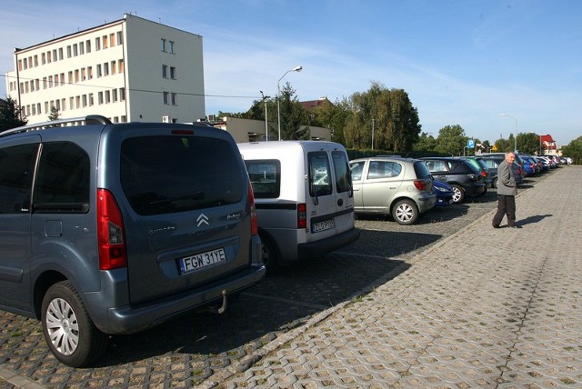 Parking między ulicami Szenwalda a Litewską jest wykorzystywany przez kierowców.