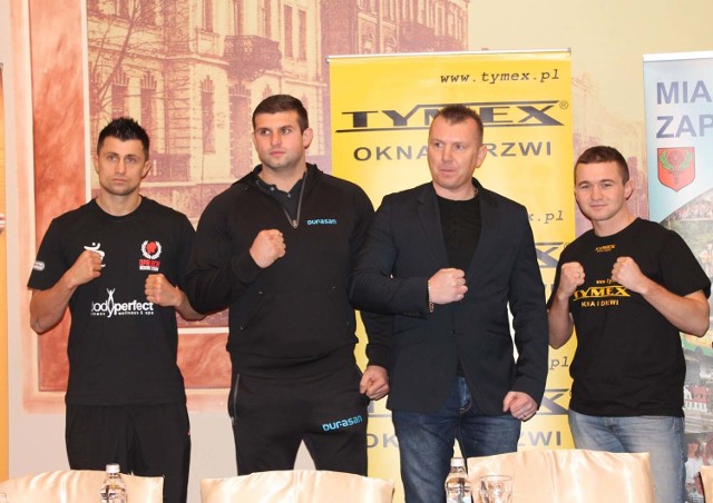 Bohaterowie pionkowskiej gali boksu (od lewej): Przemy-sław Opalach, Marcin Brzeski, Mariusz Grabowski &#8211; sponsor imprezy i radomianin Michał Żeromiński.