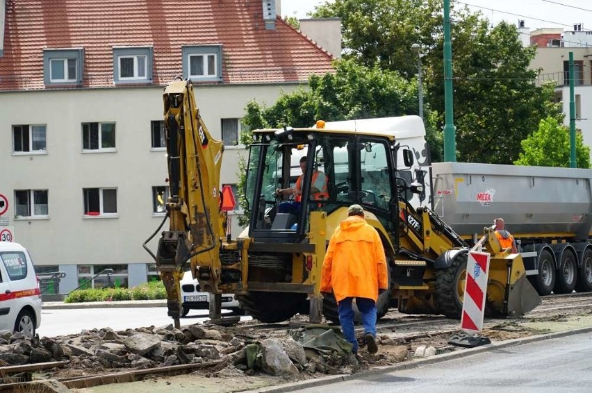 Trwa naprawa nawierzchni torowej na łuku w ciągu ciągu ulicy...