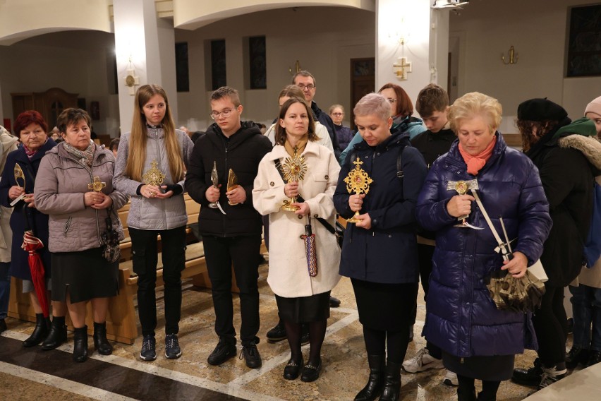 Noc Świętych w parafii Ducha Świętego w Kielcach. Po mszy świętej wyruszyła procesja z relikwiami świętych i błogosławionych 