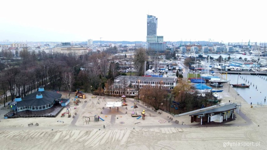 Wymiana kładek pieszych na plaży miejskiej w Gdyni dobiegła końca. Nowe kosztowały ponad milion złotych