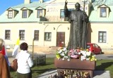 Od rana gromadzimy się przed pomnikiem Jana Pawła II. Wzruszenie ogarnęło kielczan (wideo)