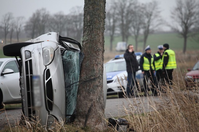 Kierowca daewoo nubiry zjechał na przeciwny pas ruchu i uderzył w drzewo.