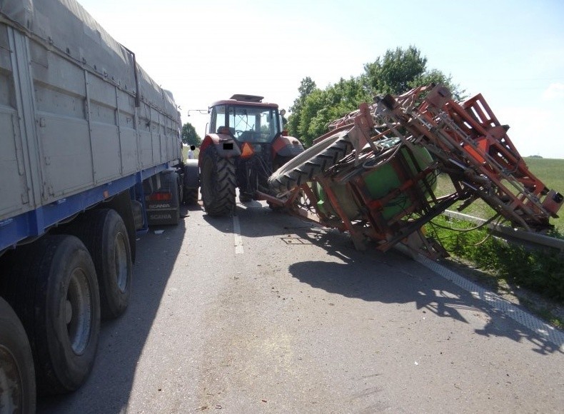 Kierowca ciągnika rolniczego miał rozbitą głowę, trafił do...