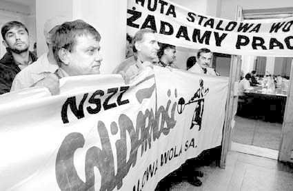 50 hutników pojawiło w Urzędzie Wojewódzki w Rzeszowie tylko po to, aby oznajmić, że czekają na ministrów w Stalowej Woli.