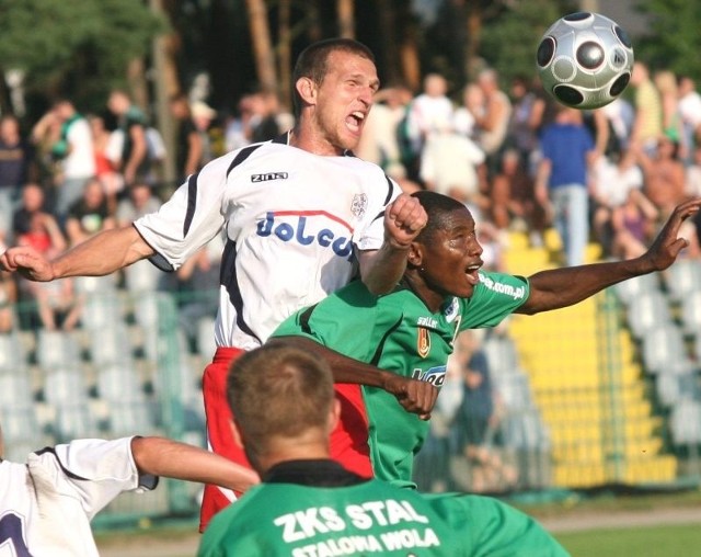 Piłkarzy Stali Stalowa Wola (z prawej Abel Salami) czeka ciężka przeprawa w spotkaniu z Widzewem Łódź.