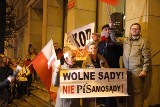 Protestowali w obronie praworządności przed sądem w Kielcach. Przeciwko projektom ustaw prezydenta 
