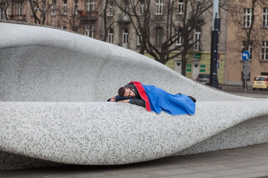 Łodzianie lubią spać w miejscach publicznych. Zobacz, gdzie to robią [ZDJĘCIA]