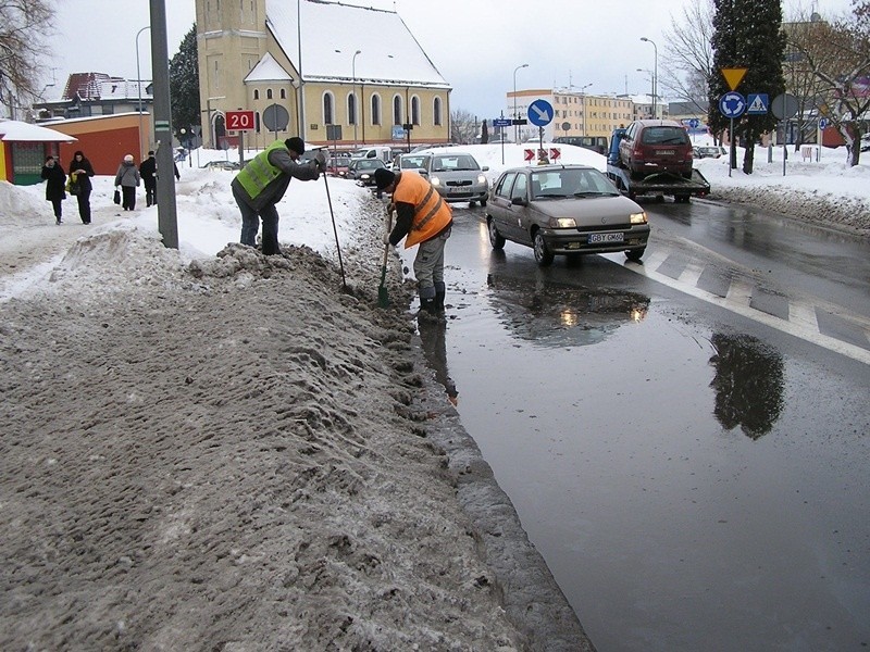 Problemy z topniejącym śniegiem w Miastku...