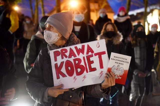 Historię kożuchowianki podejrzanej o naruszenie nietykalności cielesnej funkcjonariusza usłyszeli uczestnicy protestu w Zielonej Górze, 28 stycznia 2021 roku.