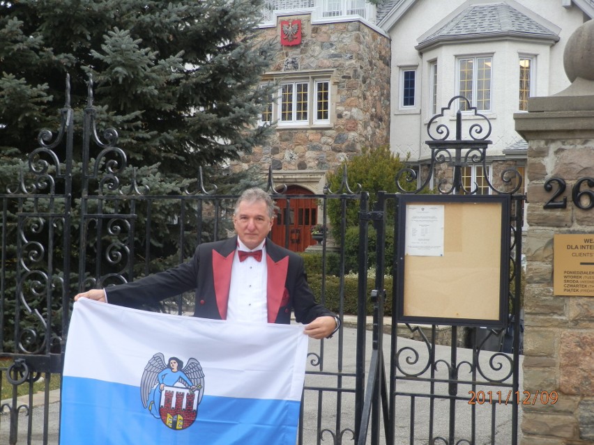 Andrzej Kubacki w Kanadzie, z flagą Torunia