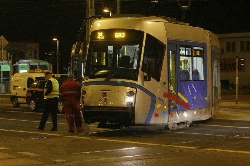 Wrocław: Tramwaj Plus zderzył się z vanem na Świeradowskiej (ZDJĘCIA)