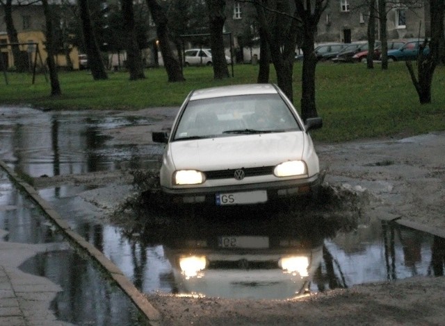 Po takich kałużach jeżdżą mieszkańcy ulic: Sobieskiego, Szczecińskiej i Piotra Skargi. 