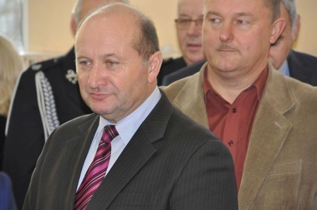 Tadeusz Piętowski, dyrektor Powiatowego Urzędu Pracy (z lewej, na pierwszym planie) znalazł się na cenzurowanym u "skuwaczy szydłowieckiego betonu".