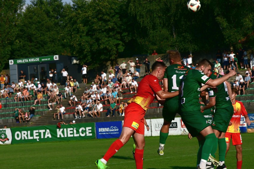 Piłkarskie ligowe derby Kielc po 18 latach! Orlęta zremisowały Koroną II w meczu RS Active 4. Ligi. Były duże emocje i kontrowersje