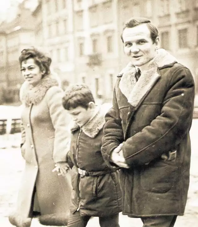 Jerzy Kulej na spacerze ze swoją pierwszą żoną Heleną i ich synem Waldemarem