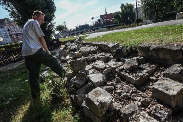 Kamienne nagrobki z żydowskich cmentarzy - zostały użyte po wojnie do budowy murków