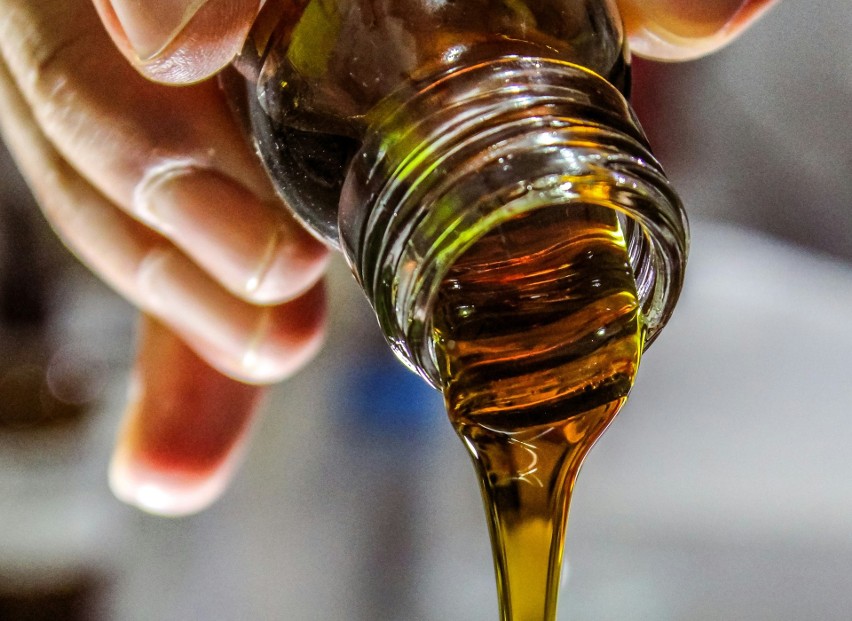 Dietetycy i lekarze zalecają stosowanie oliwy z oliwek....