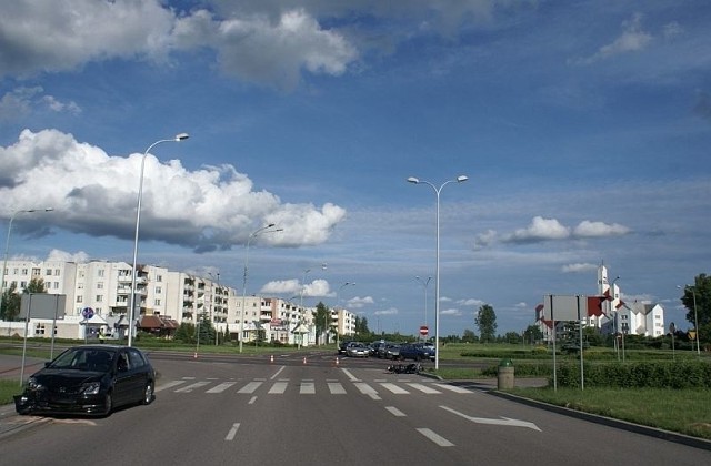 Na skrzyżowaniu ulicy Pułaskiego i Armii Krajowej w Suwałkach honda zderzyła się z motocyklem.