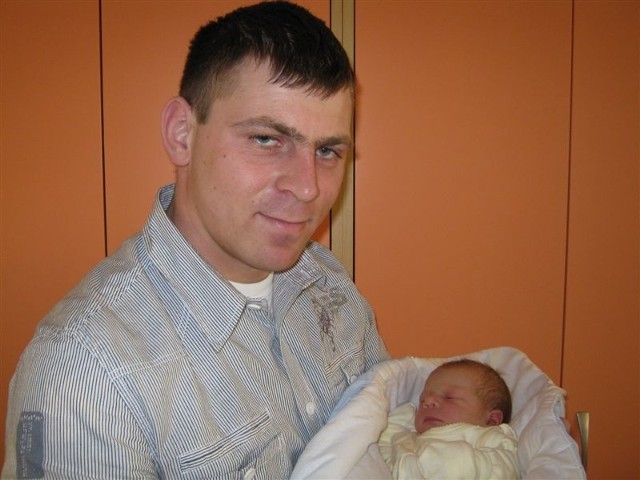 Wiktoria Kaczyńska urodziła się w niedzielę, 18 marca. Ważyła 3250 g i mierzyła 55 cm. To pierwsze dziecko Eweliny i Marcina z Kurpiowskich