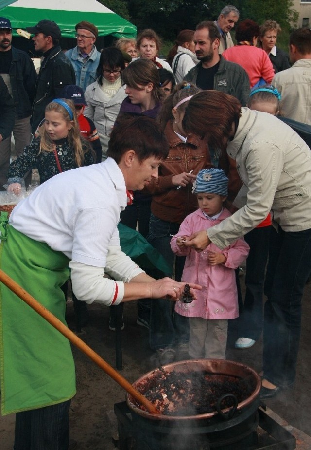 Śliwki smażyła m.in. Monika Kaczmarek ze skansenu w Mniszkach. Kocioł otaczał wianuszek łasuchów.