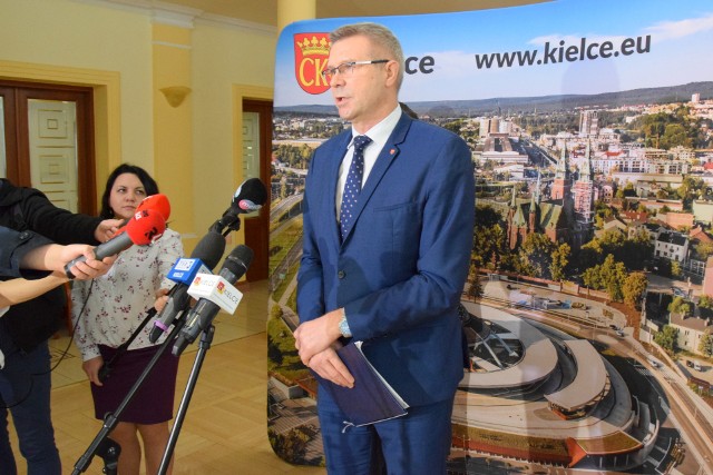 Prezydent Kielc Bogdan Wenta podczas konferencji prasowej.