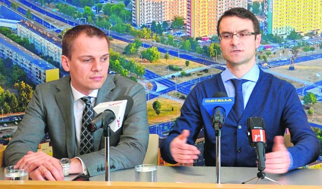 Poseł Rafał Weber (z lewej) i europoseł Tomasz Poręba na konferencji w Stalowej Woli.