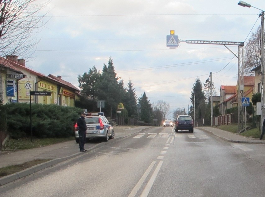 Zator. Kobieta z 9-letnim dzieckiem potrącona na przejściu dla pieszych