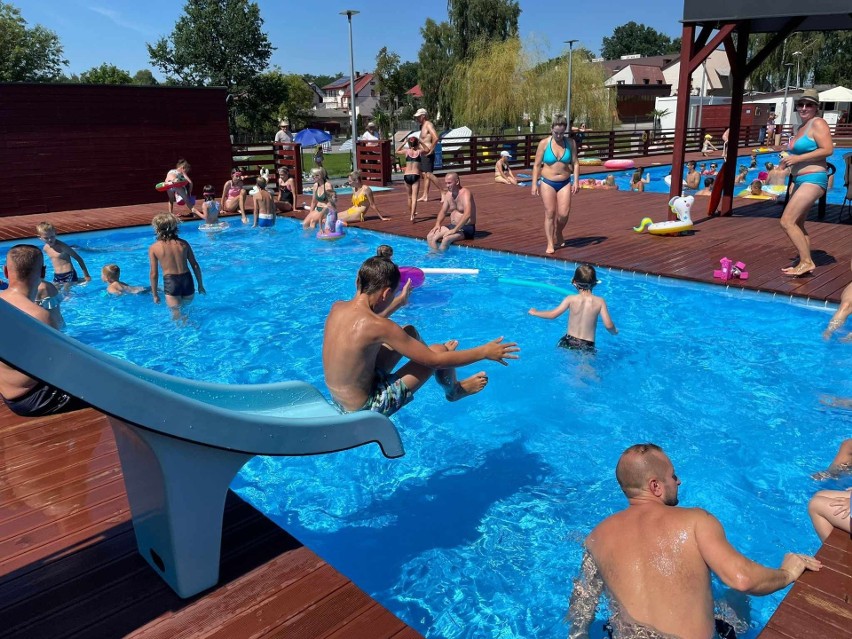 Na basenach w Łopusznie doskonale bawiły się zarówno dzieci...