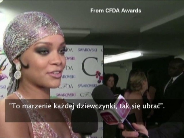 Wokalistka Rihanna pojawiła się na tegorocznej gali CFDA Fashion Awards w przezroczystej kreacji.