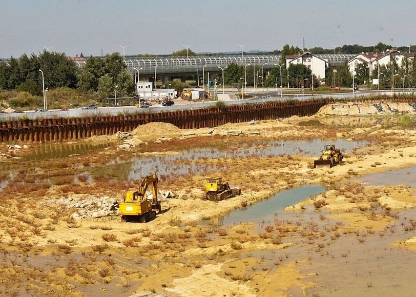 Dziurę przy stadionie miejskim zabezpieczają tzw. larseny