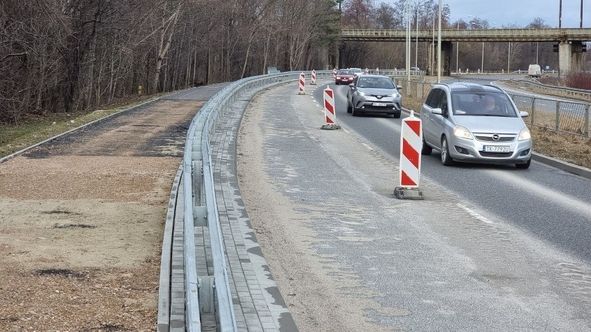 Kierowcy stoją w korkach na ulicy Krakowskiej w Kielcach, a na budowie trasy rowerowej nic się nie dzieje 