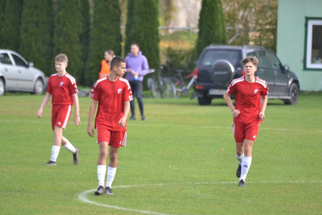 Broń Radom (w czerwonych strojach) wygrała na wyjeździe z Sokołem Przytyk 2:0.