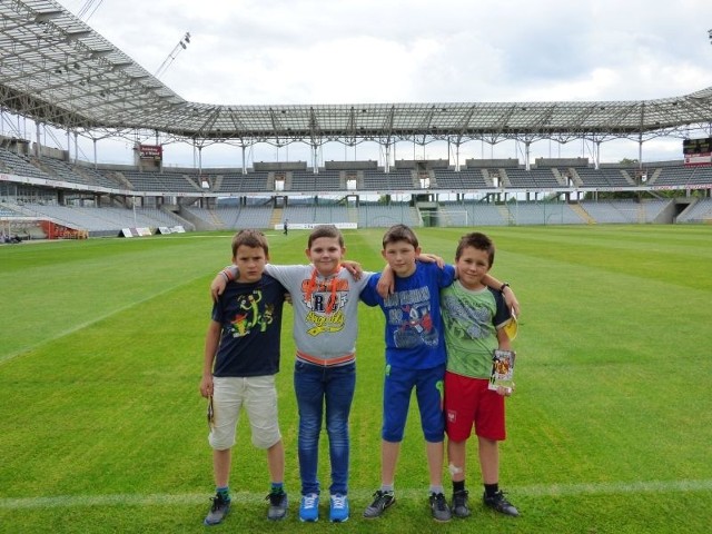 Chłopcy cieszyli się, że mogli zwiedzić stadion Korony Kielce.