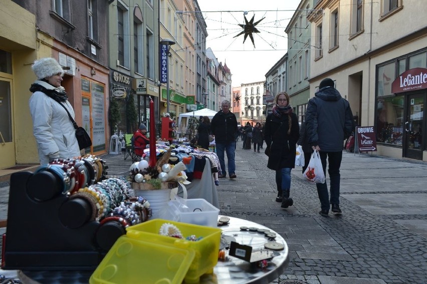 Na deptaku trwa świąteczny pchli targ