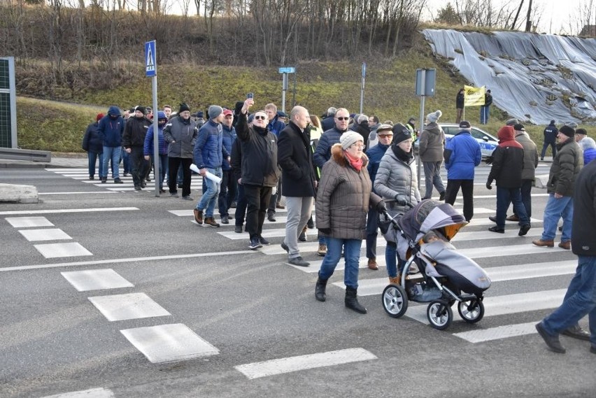 Zgłobice. Mieszkańcy domagają się przebudowania skrzyżowania i zablokowali drogę krajową nr 94 [ZDJĘCIA]