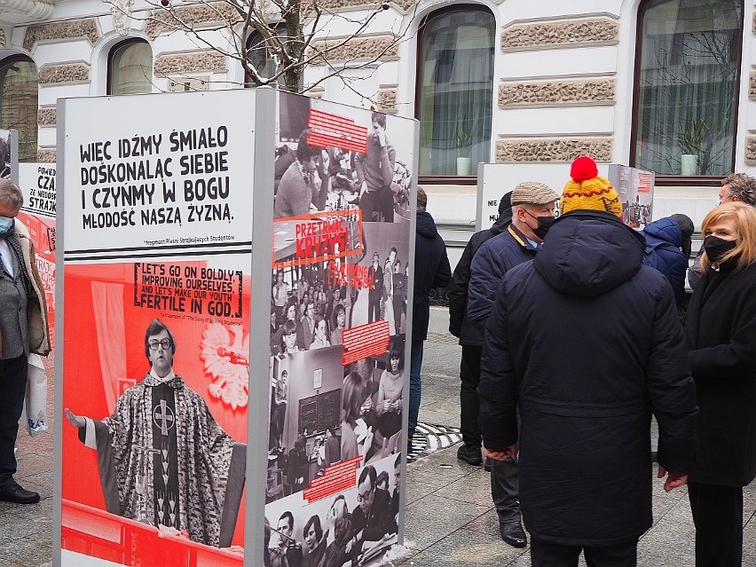 By przestała być sloganem demokracja - wystawa o strajku studentów w 1981 roku. Zdjęcia na ulicy Piotrkowskiej