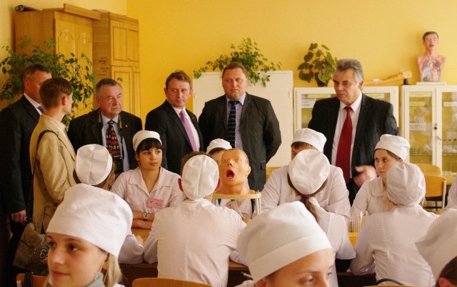 Przedstawiciele powiatu tarnobrzeskiego w Czortkowie spotkali się z uczniami szkoły medycznej.