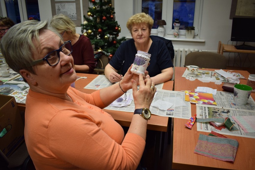 Warsztaty decoupage w miasteckiej bibliotece