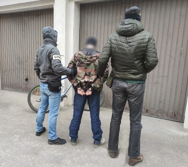 Mężczyźni dokonywali kradzieży rowerów pozostawionych głównie przed klatkami wejściowymi do budynków mieszkalnych na terenie Ogrodów i Starych Jeżyc. Przecinali zabezpieczenia w postaci linek i kłódek i odjeżdżali. Podejrzani zostali zatrzymani 2 i 3 marca.