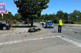 W Białobrzegach motocykl zderzył się z samochodem. 64-latek trafił do trafił do szpitala