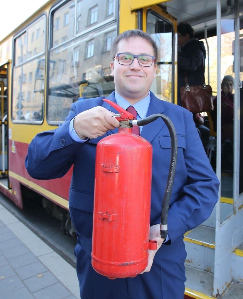 Motorniczy ugasił pożar samochodu osobowego. Dzięki postawie...