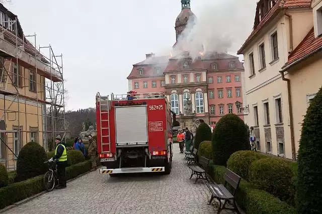 Pożar zamku Książ, płonie dach, 10.12.2014