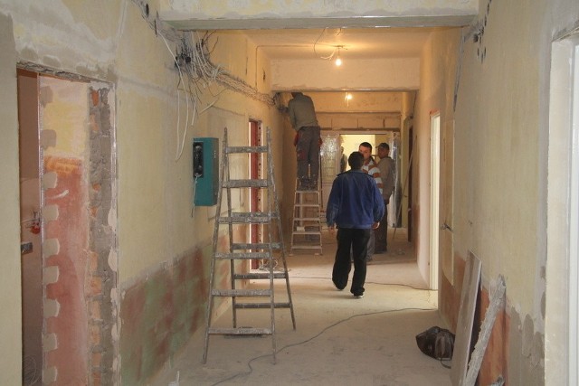 Cały remont ma się zakończyć w lutym 2016r. Koszt przebudowy trzeciego piętra w szpitalu w Łapach wyniesie ok. 370 400 zł.