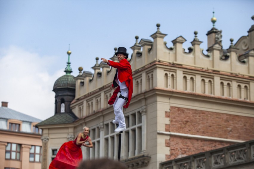 Kraków. 34. Festiwal Teatrów Ulicznych ULICA. "Dziwne zdarzenia. Reaktywacja". Artyści znów pojawili się na Rynku Głównym [ZDJĘCIA]