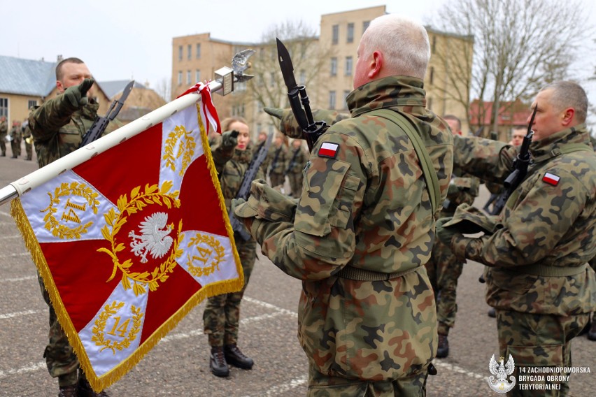 Żołnierze 14 Zachodniopomorskiej Brygady złożyli przysięgę wojskową w Trzebiatowie [ZDJĘCIA] 