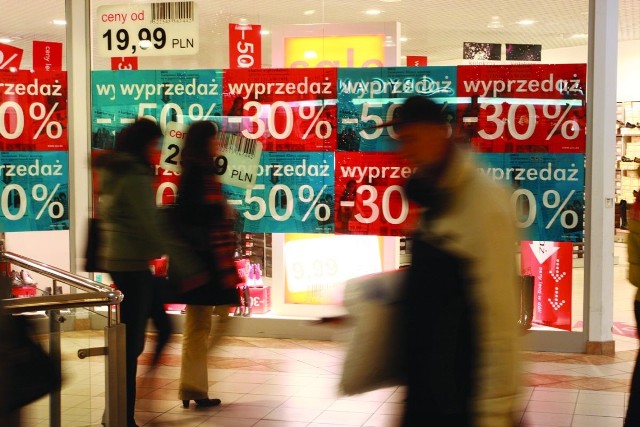 Plakaty z cyframi 50 czy 70 oznaczającymi procentową obniżkę cen zdobią większość sklepów