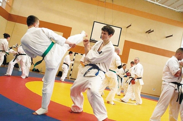 Łomżyński Klub Karate musi płacić za wynajem sali gimnastycznej na większe zgrupowania (na zdj. przygotowania do Mistrzostw Europy, które będą w październiku)