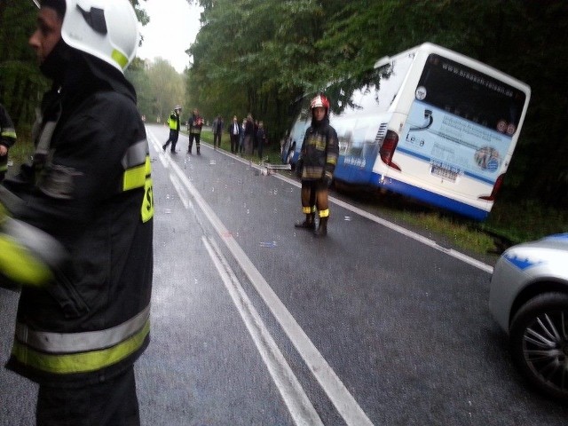 Pod Chociwlem autobus zderzył się z osobówką